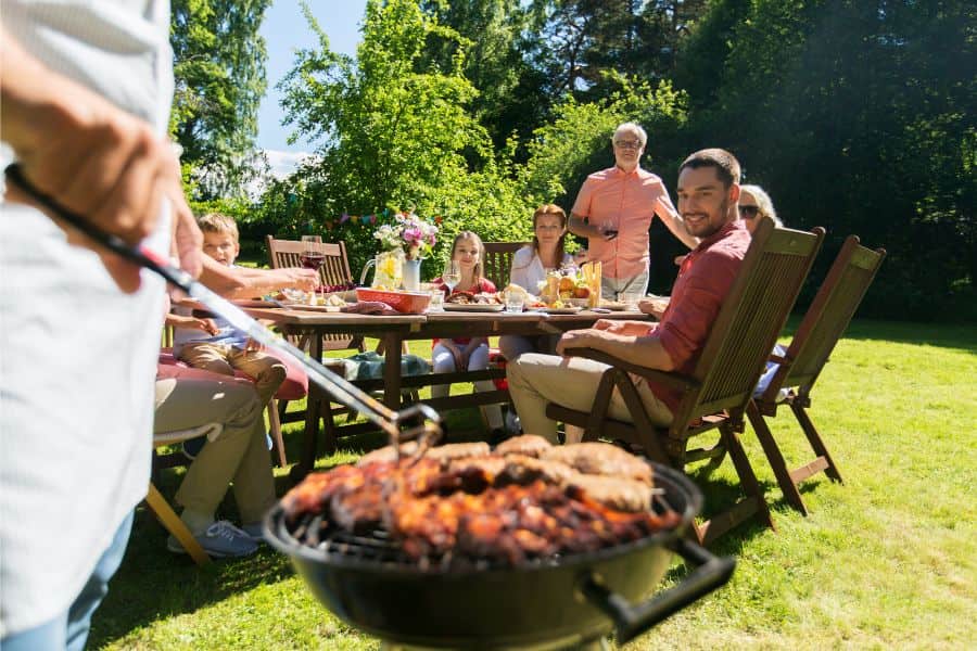 Comment nettoyer une grille de barbecue : 7 astuces et conseils pratiques